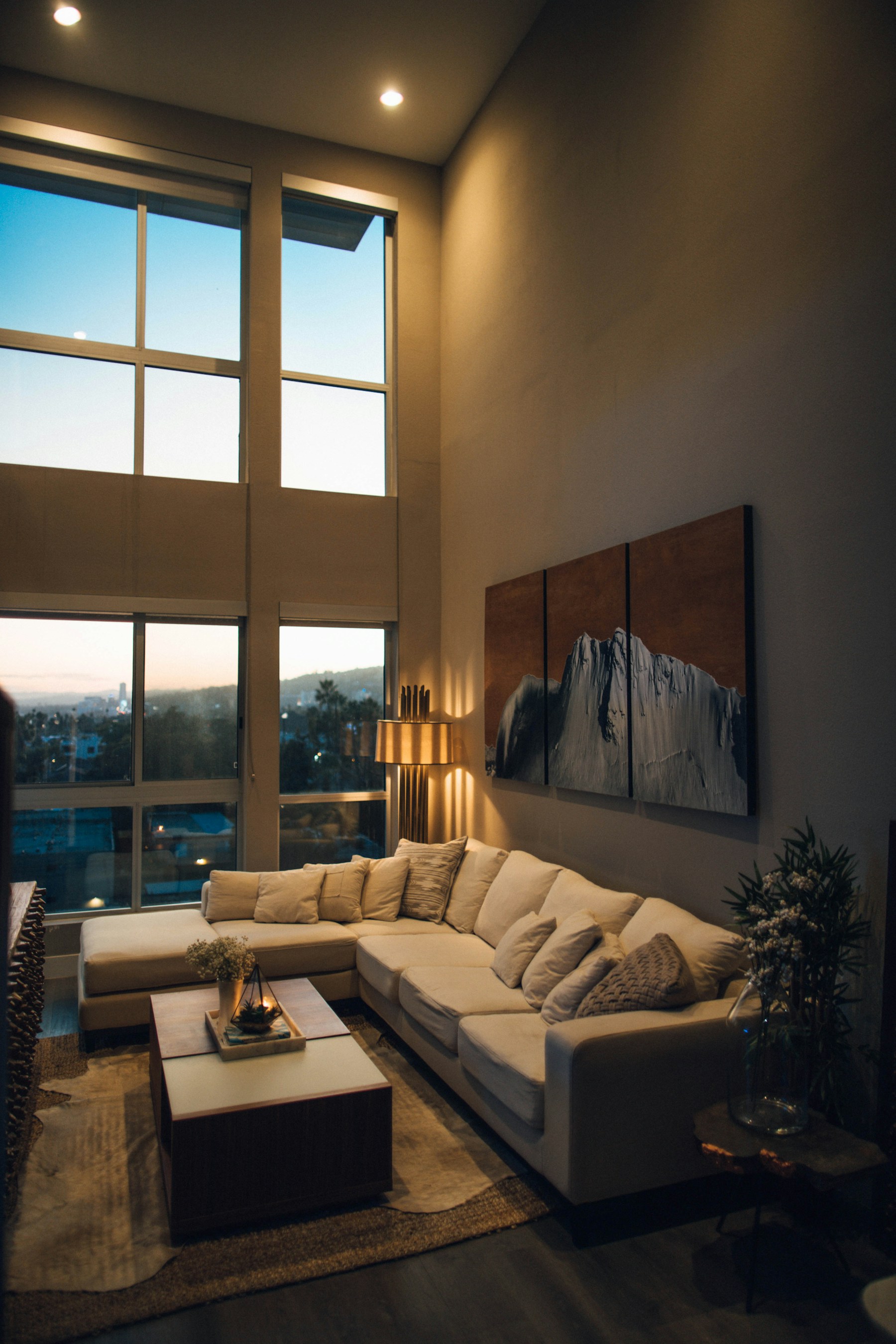 Wohninspiration: warmes Wohnzimmer mit Sofa, Licht und ruhiger Atmosphäre