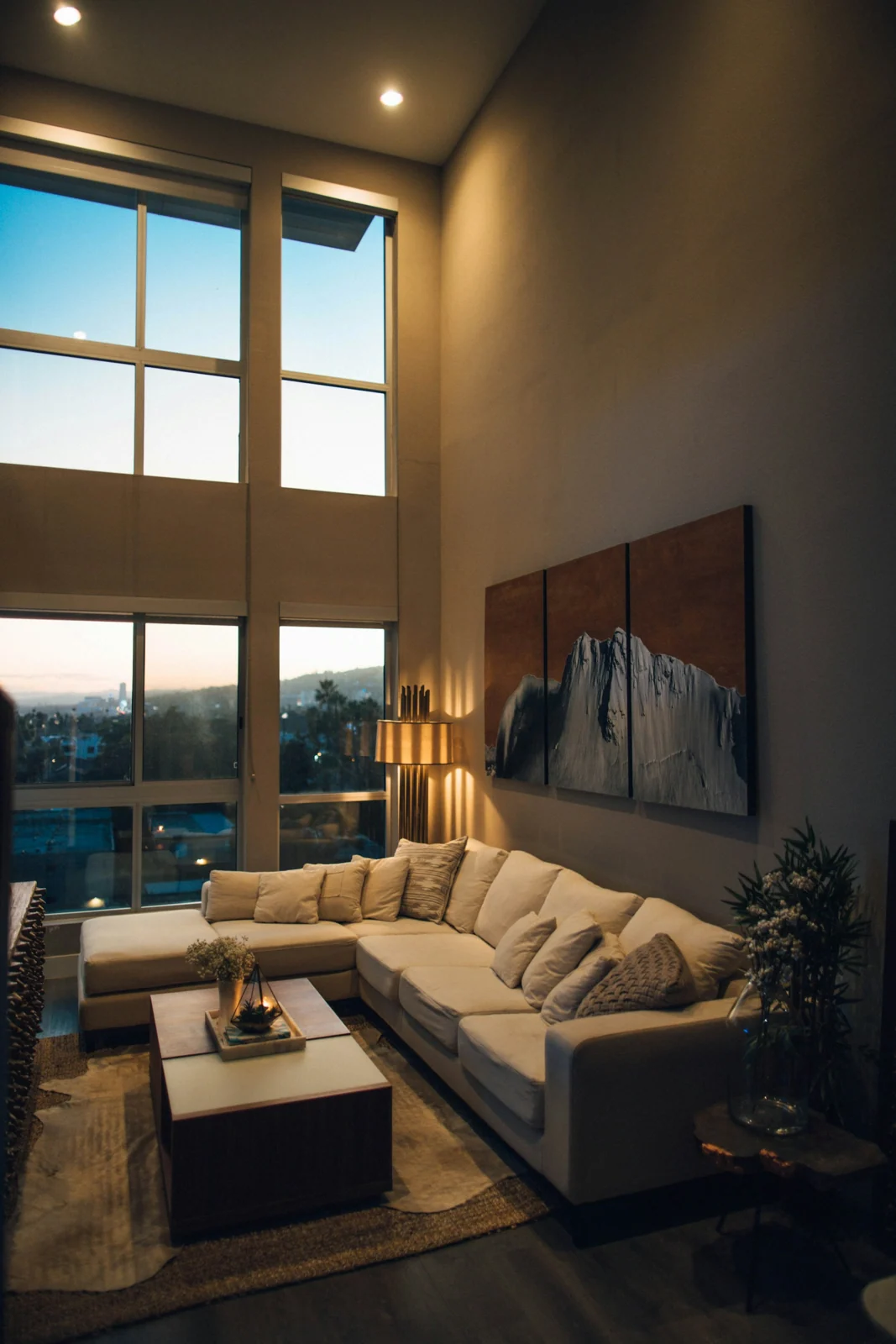 Wohninspiration mit warmem Sofa und stimmigem Farbkonzept