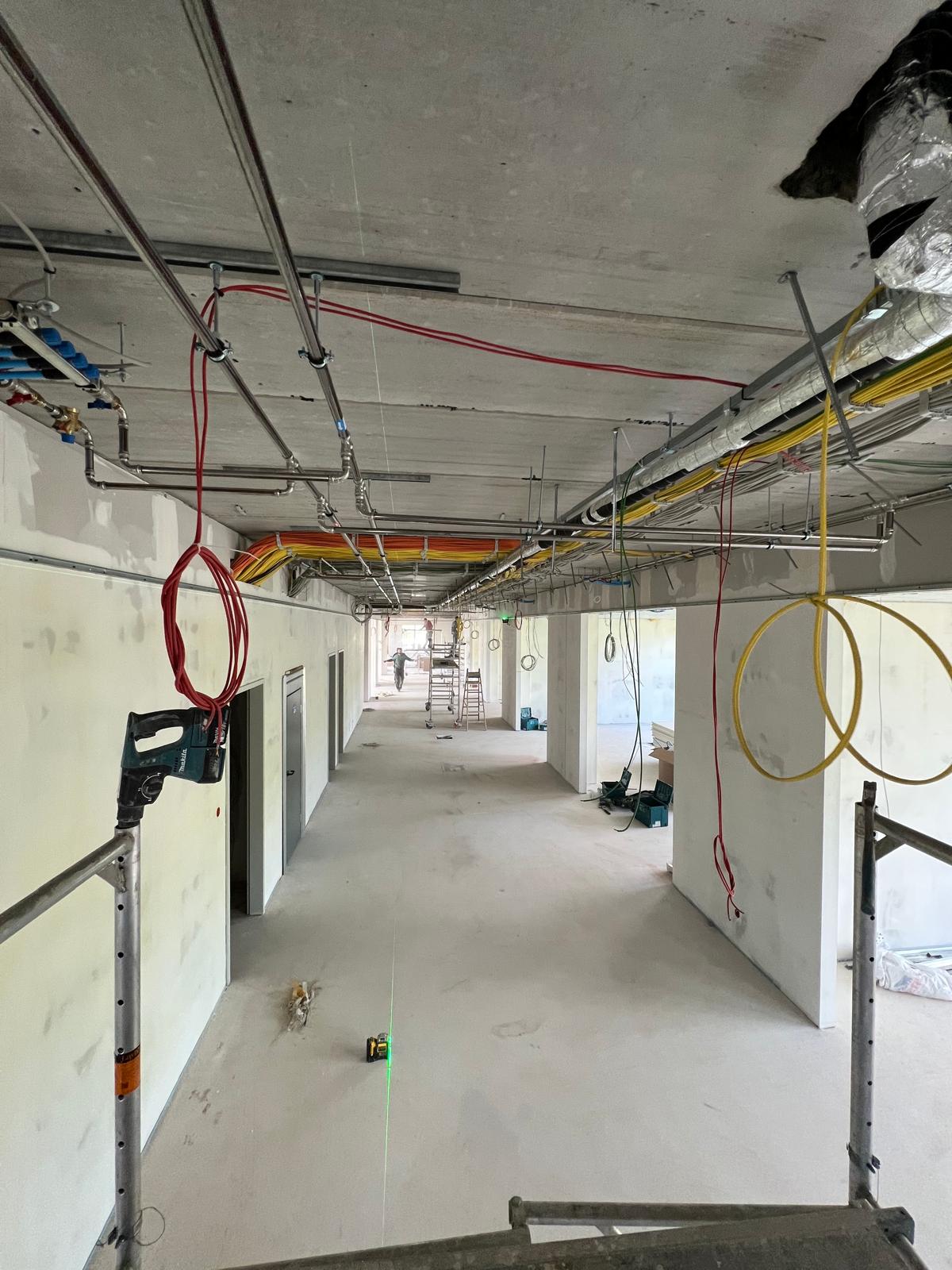 Bürotrakt Deckenmontage