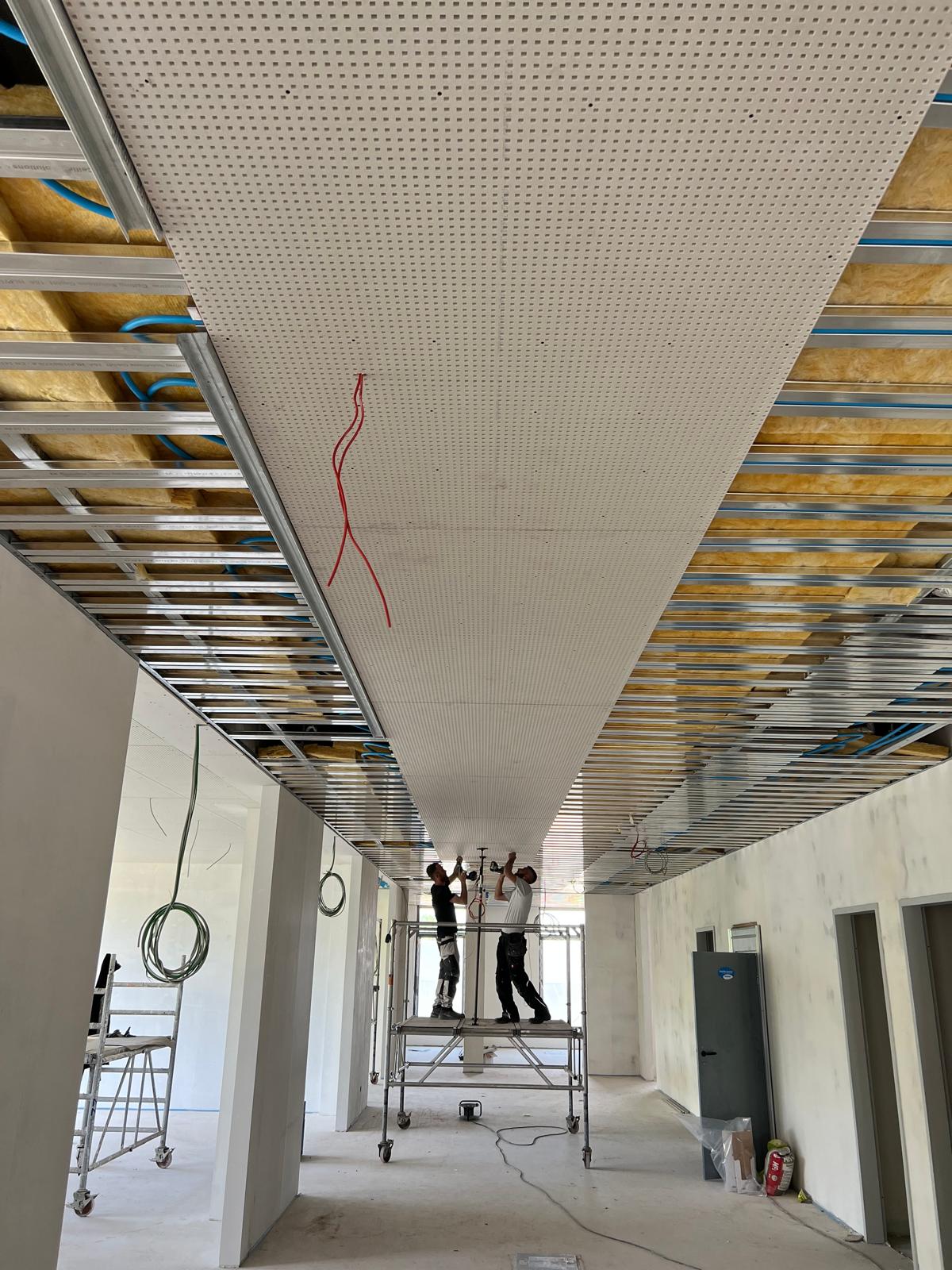 Bürotrakt Deckenmontage – Projektfoto 2