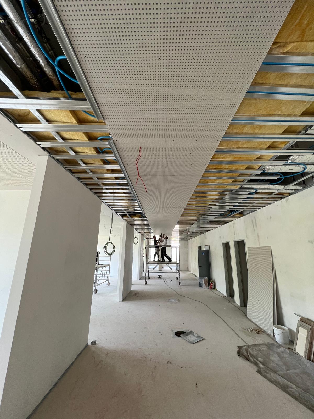 Bürotrakt Deckenmontage – Projektfoto 3
